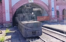 架線式電機(jī)車(chē)進(jìn)入信號(hào)燈顯示區(qū)應(yīng)怎么操作？