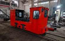變頻調(diào)速5噸蓄電池湘潭電機車裝車發(fā)貨
